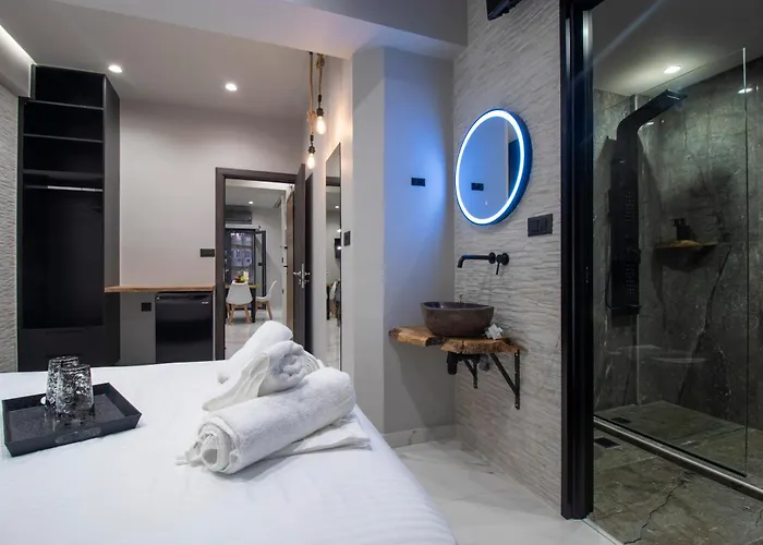 Melina's - Urban Luxury 2-bath With 2 Balconies - Heart Of Chania * La Canée